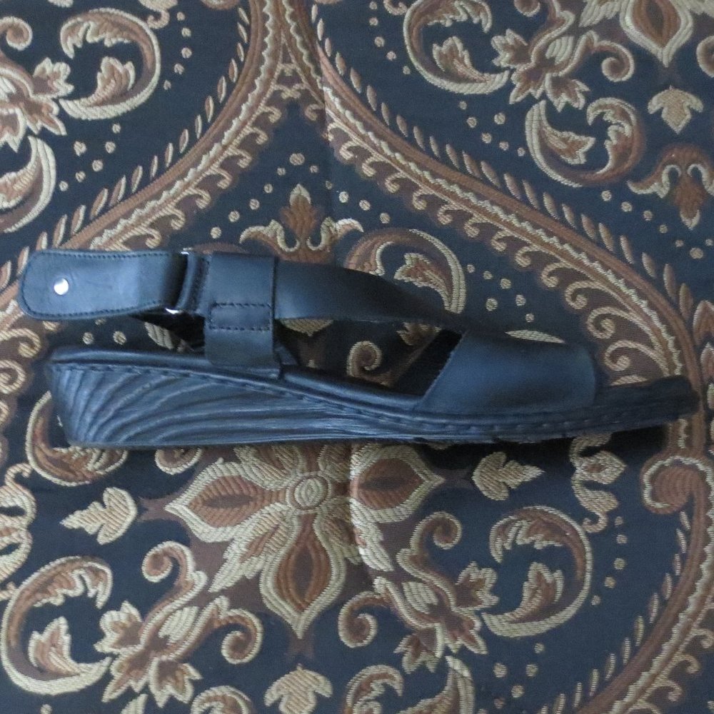Born black sandals